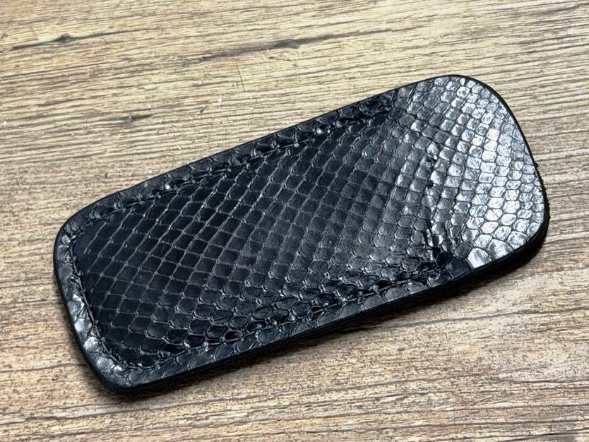 Edles Steck-Etui aus schwarzem Schlangenleder (Echtleder) für alle Tonneau Messer und für alle Petit-Modelle der regionalen Taschenmesser bis 9,5 cm Grifflänge Edles Steck-Etui aus schwarzem Schlangenleder (Echtleder) für alle Tonneau Messer und für alle Petit-Modelle der regionalen Taschenmesser bis 9,5 cm Grifflänge
