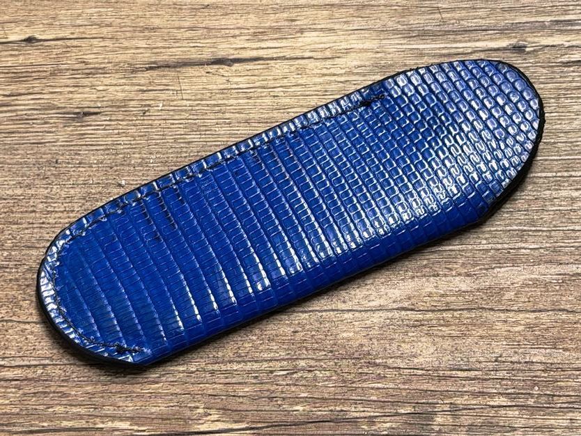 Edles Steck-Etui aus Eidechsenleder (Echtleder), Farbe Kobaltblau für Laguiole Taschenmesser bis 12 cm und alle hier eingestellten Taschenmesser bis 12 cm Grifflänge Edles Steck-Etui aus Eidechsenleder (Echtleder), Farbe Kobaltblau für Laguiole Taschenmesser bis 12 cm und alle hier eingestellten Taschenmesser bis 12 cm Grifflänge