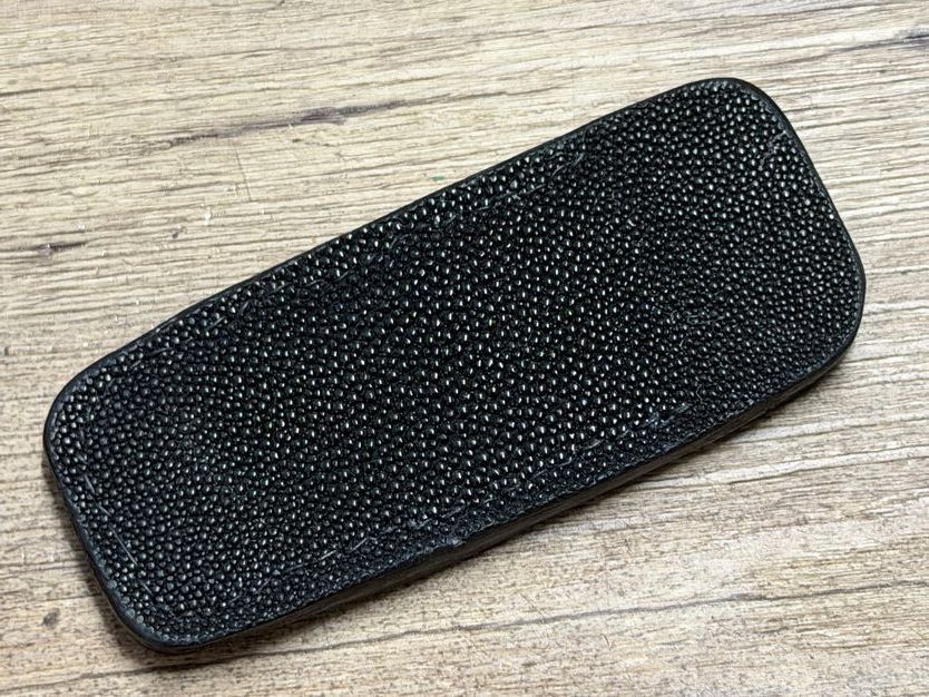 Edles Steck-Etui aus schwarzem Rochenleder (Echtleder) für alle Tonneau Messer und für alle Petit-Modelle der regionalen Taschenmesser bis 9,5 cm Grifflänge Edles Steck-Etui aus schwarzem Rochenleder (Echtleder) für alle Tonneau Messer und für alle Petit-Modelle der regionalen Taschenmesser bis 9,5 cm Grifflänge