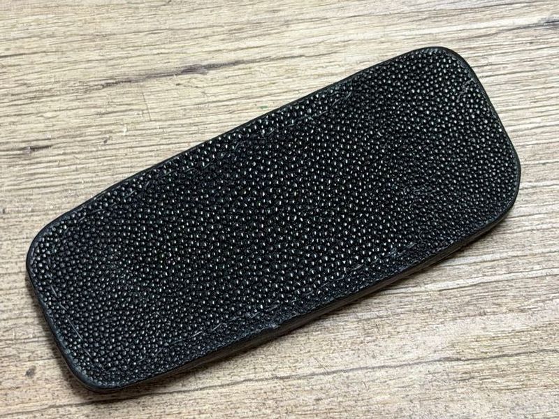 Edles Steck-Etui aus schwarzem Rochenleder (Echtleder) für alle Tonneau Messer und für alle Petit-Modelle der regionalen Taschenmesser bis 9,5 cm Grifflänge Edles Steck-Etui aus schwarzem Rochenleder (Echtleder) für alle Tonneau Messer und für alle Petit-Modelle der regionalen Taschenmesser bis 9,5 cm Grifflänge