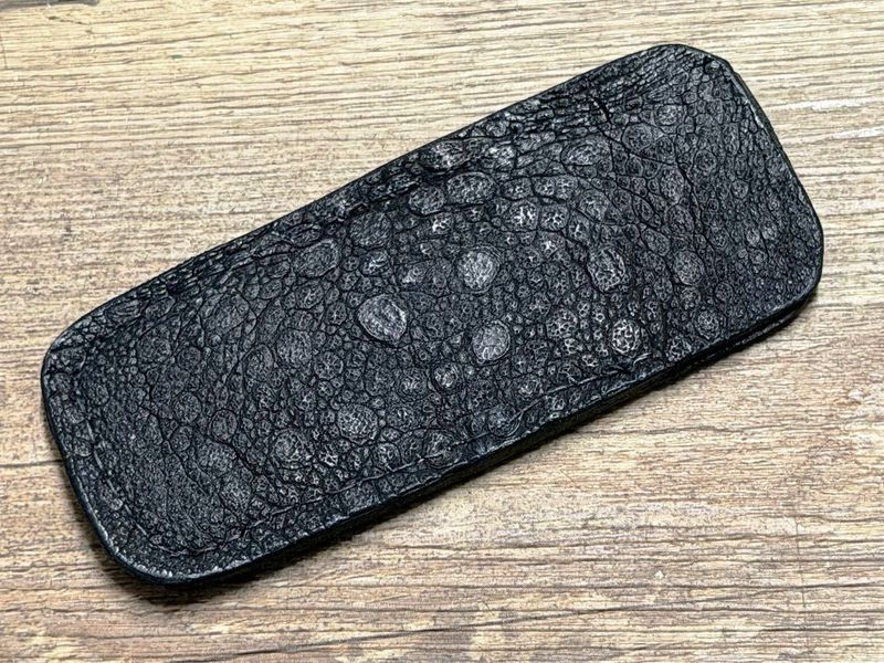 Edles Steck-Etui aus schwarzem Ochsenfroschleder (Echtleder) für alle Tonneau Messer und für alle Petit-Modelle der regionalen Taschenmesser bis 9,5 cm Grifflänge Edles Steck-Etui aus schwarzem Ochsenfroschleder (Echtleder) für alle Tonneau Messer und für alle Petit-Modelle der regionalen Taschenmesser bis 9,5 cm Grifflänge