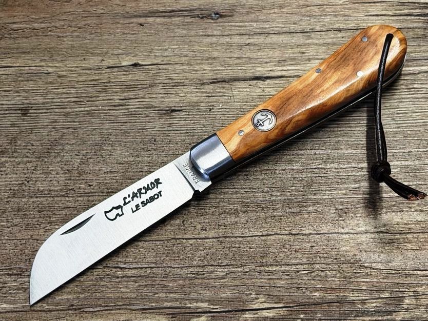 L`Amor oder das London, maritimes Taschenmesser, Klinge 12C2, Griff Olivenholz mit Metalleinlage, Schmiede Au Sabot L`Amor oder das London, maritimes Taschenmesser, Klinge 12C2, Griff Olivenholz mit Metalleinlage, Schmiede Au Sabot