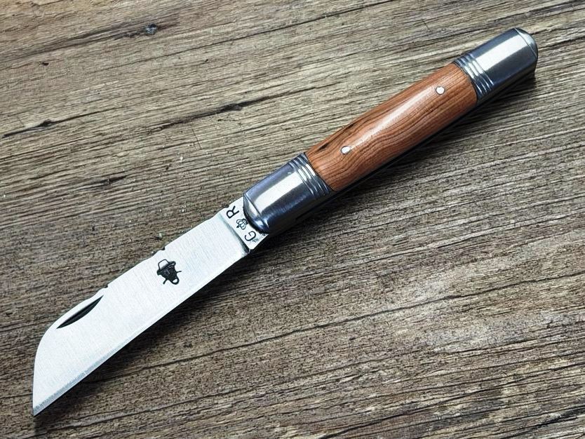 Das Tonneau Petit, reich verziert, französisches Taschenmesser mit Etui, Griff Wacholder, Schmiede Thiers Issard Das Tonneau Petit, reich verziert, französisches Taschenmesser mit Etui, Griff Wacholder, Schmiede Thiers Issard