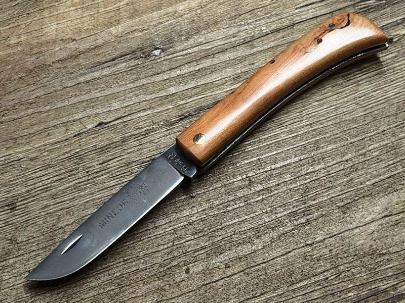 Das Mineur oder auch Le Chtimi (das Messer der Bergleute), Griff Wacholder, Schmiede Thiers Issard Das Mineur oder auch Le Chtimi (das Messer der Bergleute), Griff Wacholder, Schmiede Thiers Issard