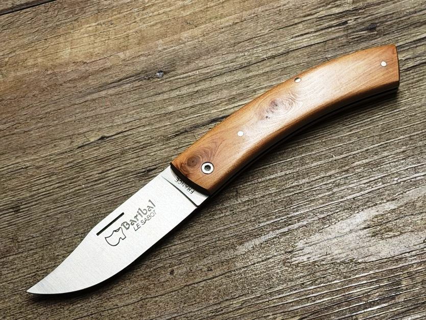 Le Thiers, kräftiges Jagdmesser Baribal Chasse, Griffbeschalung Wacholder, Klinge 12 C 27 (Sandvik), Schmiede Au Sabot Le Thiers, kräftiges Jagdmesser Baribal Chasse, Griffbeschalung Wacholder, Klinge 12 C 27 (Sandvik), Schmiede Au Sabot