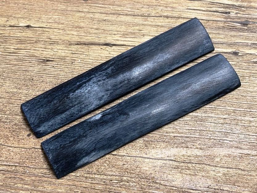 Griffschalen Büffelknochen erste Wahl, schwarz-grau halbrund, Breite 30 mm, für alle hier angebotenen Messerbausätze Griffschalen Büffelknochen erste Wahl, schwarz-grau halbrund, Breite 30 mm, für alle hier angebotenen Messerbausätze