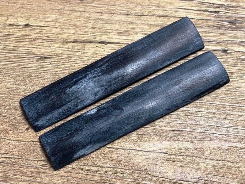 Griffschalen Büffelknochen erste Wahl, schwarz-grau halbrund, Breite 30 mm, für alle hier angebotenen Messerbausätze Griffschalen Büffelknochen erste Wahl, schwarz-grau halbrund, Breite 30 mm, für alle hier angebotenen Messerbausätze