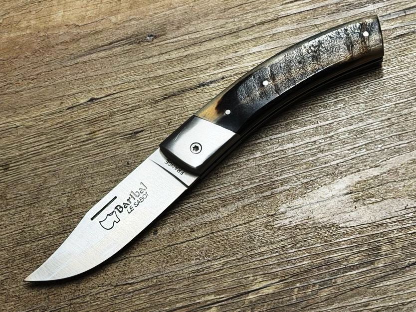 Le Thiers, kräftiges Jagdmesser Baribal Chasse, Griffbeschalung Widder mit Heftbacken, Klinge 12 C 27 (Sandvik), Schmiede Au Sabot Le Thiers, kräftiges Jagdmesser Baribal Chasse, Griffbeschalung Widder mit Heftbacken, Klinge 12 C 27 (Sandvik), Schmiede Au Sabot