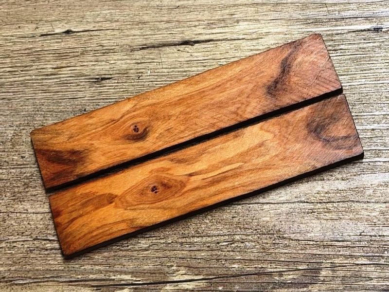 Griffschalen spanisches Olivenholz aus der Wurzelknolle für alle hier angebotenen Messerbausätze, Satz Nr. 4 Griffschalen spanisches Olivenholz aus der Wurzelknolle für alle hier angebotenen Messerbausätze, Satz Nr. 4