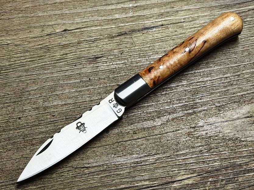 Das Yssingeaux Petit, französisches Taschenmesser, Griff europäische Maserbirke, Schmiede Thiers Issard Das Yssingeaux Petit, französisches Taschenmesser, Griff europäische Maserbirke, Schmiede Thiers Issard