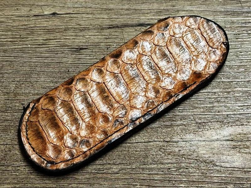 Edles und sehr weiches Steck-Etui aus Schlangenleder (Echtleder), große Rückenschuppen, für Laguiole Taschenmesser bis 12 cm und alle eingestellten Taschenmesser bis 12 cm Grifflänge, Farbe hellbraun Edles und sehr weiches Steck-Etui aus Schlangenleder (Echtleder), große Rückenschuppen, für Laguiole Taschenmesser bis 12 cm und alle eingestellten Taschenmesser bis 12 cm Grifflänge, Farbe hellbraun