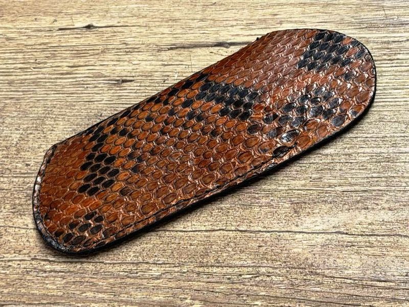Edles und sehr weiches Steck-Etui aus Schlangenleder (Echtleder), einzigartige Zeichnung für Laguiole Taschenmesser bis 12 cm und alle eingestellten Taschenmesser bis 12 cm Grifflänge, braun Edles und sehr weiches Steck-Etui aus Schlangenleder (Echtleder), einzigartige Zeichnung für Laguiole Taschenmesser bis 12 cm und alle eingestellten Taschenmesser bis 12 cm Grifflänge, braun