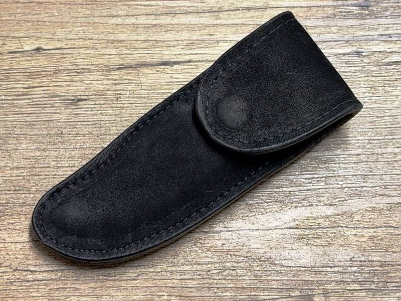 Edles und handgefertigtes Gürtellederholster aus Samtleder für Laguiole Taschenmesser bis 12 cm, Farbe schwarz, doppelt vernäht, Druckknopf innen und außen verdeckt, eigene Herstellung Edles und handgefertigtes Gürtellederholster aus Samtleder für Laguiole Taschenmesser bis 12 cm, Farbe schwarz, doppelt vernäht, Druckknopf innen und außen verdeckt, eigene Herstellung