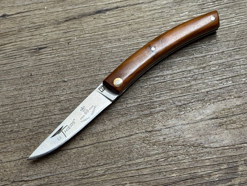 Kleines Le Thiers Bête (Biest)Taschenmesser, Griff Wacholder, mit Ressortverzierung,  Klinge Sandvik, Stecketui, Schmiede Thiers Issard