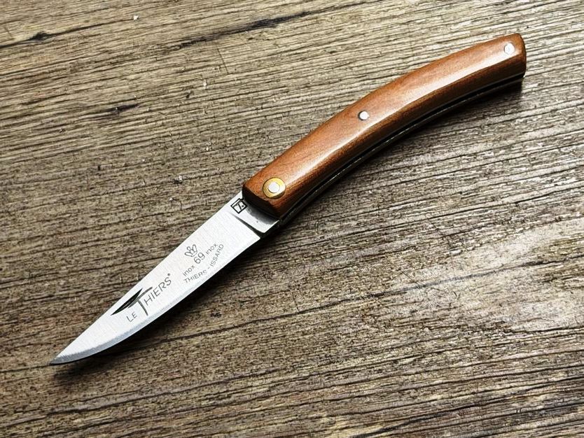 Kleines Le Thiers Bête (Biest) Taschenmesser, Griff Wacholder, Klinge Sandvik, Stecketui, Schmiede Thiers Issard