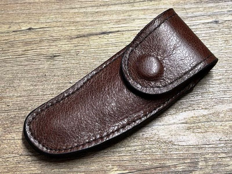 Edles und handgefertigtes Gürtellederholster aus italienischem Leder für Laguiole Taschenmesser bis 12 cm, Farbe braun, doppelt vernäht, Druckknopf innen und außen verdeckt, eigene Herstellung Edles und handgefertigtes Gürtellederholster aus italienischem Leder für Laguiole Taschenmesser bis 12 cm, Farbe braun, doppelt vernäht, Druckknopf innen und außen verdeckt, eigene Herstellung