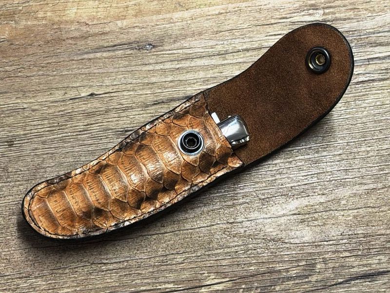 Edles und handgefertigtes Gürtellederholster aus Schlangenleder (Echtleder) für Laguiole Taschenmesser bis 12 cm, Farbe wählbar, doppelt vernäht, Druckknopf innen und außen verdeckt Edles und handgefertigtes Gürtellederholster aus Schlangenleder (Echtleder) für Laguiole Taschenmesser bis 12 cm, Farbe wählbar, doppelt vernäht, Druckknopf innen und außen verdeckt