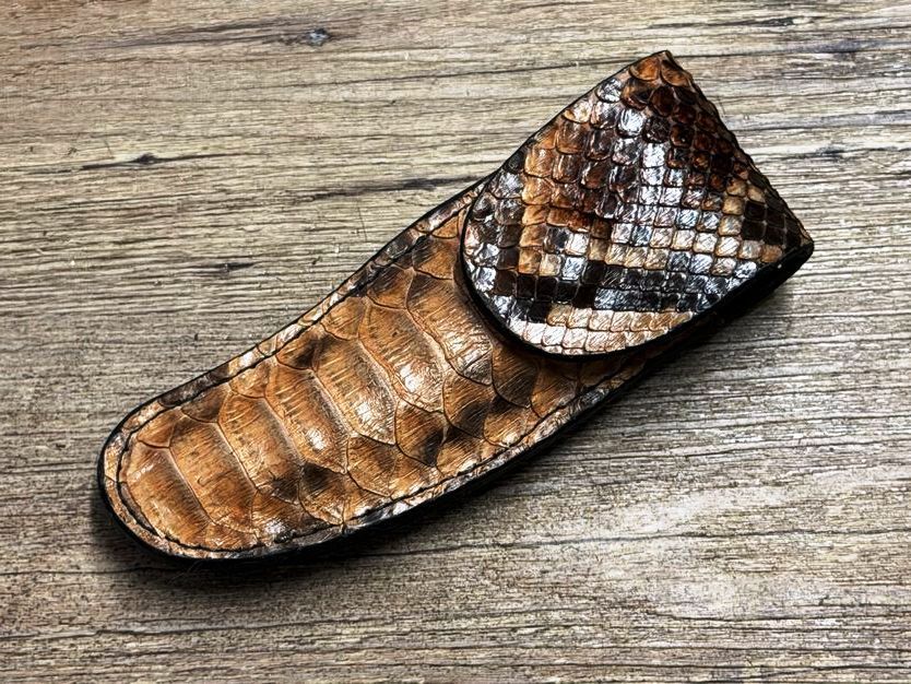 Edles und handgefertigtes Gürtellederholster aus Schlangenleder (Echtleder) für Laguiole Taschenmesser bis 12 cm, Farbe wählbar, doppelt vernäht, Druckknopf innen und außen verdeckt Edles und handgefertigtes Gürtellederholster aus Schlangenleder (Echtleder) für Laguiole Taschenmesser bis 12 cm, Farbe wählbar, doppelt vernäht, Druckknopf innen und außen verdeckt
