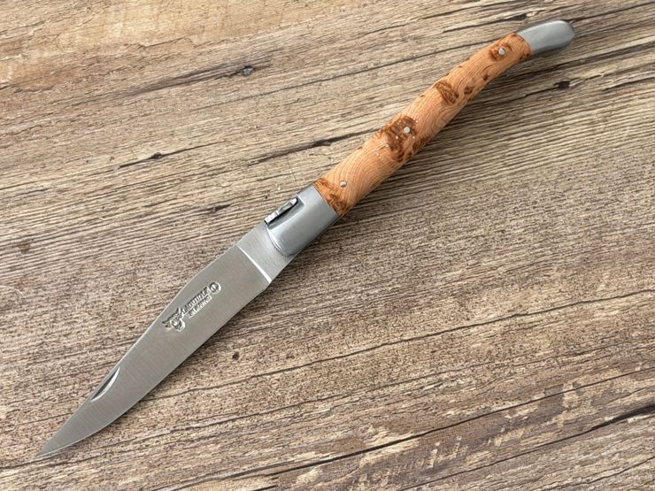 Pilgermesser Laguiole en Aubrac 12 cm mit Doppelplatine und Jakobsmuschel, Griff Wacholder, Messer Nr. 2 Pilgermesser Laguiole en Aubrac 12 cm mit Doppelplatine und Jakobsmuschel, Griff Wacholder, Messer Nr. 2