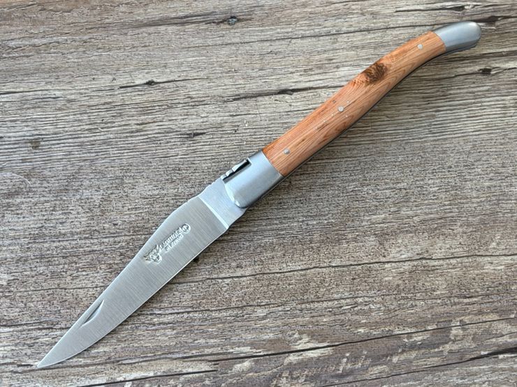 Laguiole en Aubrac 12 cm, geschmiedete Biene, Griff Wacholder, Klinge 12 C 27 Sandvik (rostfrei) Laguiole en Aubrac 12 cm, geschmiedete Biene, Griff Wacholder, Klinge 12 C 27 Sandvik (rostfrei)