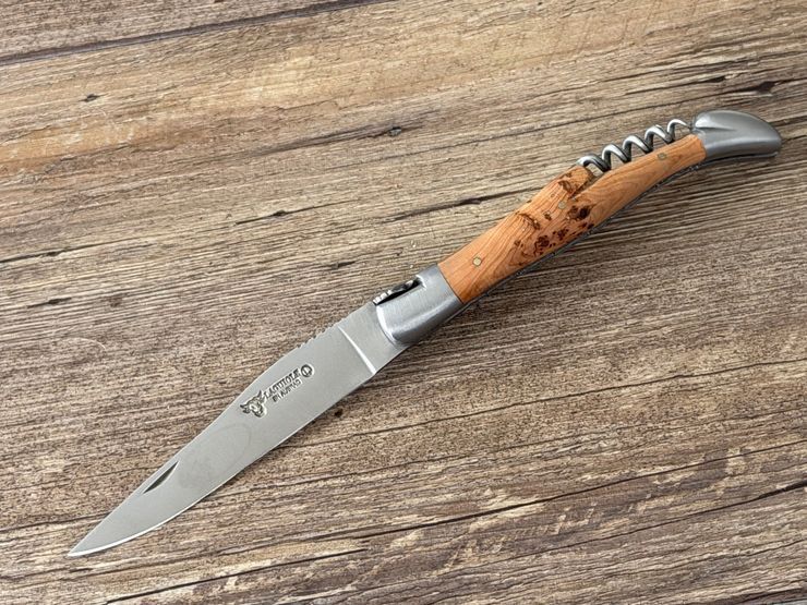 Pilgermesser Laguiole en Aubrac 12 cm mit Doppelplatine, Korkenzieher und Jakobsmuschel, Griff Wacholder, Messer Nr. 3 Pilgermesser Laguiole en Aubrac 12 cm mit Doppelplatine, Korkenzieher und Jakobsmuschel, Griff Wacholder, Messer Nr. 3