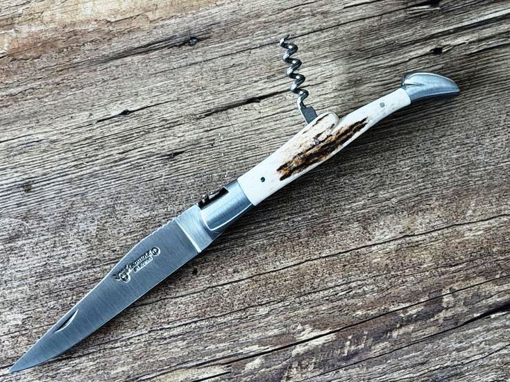 Laguiole en Aubrac 12 cm, Doppelplatine Korkenzieher, geschmiedete Biene, Griff Hirschhorn aus der Auvergne Messer Nr. 2 Laguiole en Aubrac 12 cm, Doppelplatine Korkenzieher, geschmiedete Biene, Griff Hirschhorn aus der Auvergne Messer Nr. 2