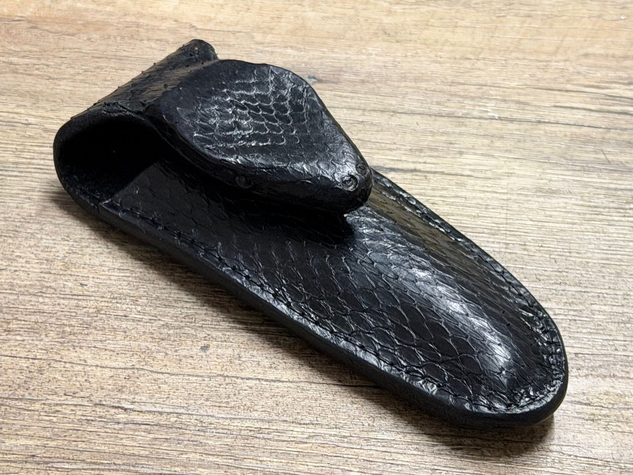 Exklusives und einzigartiges Schlangenkopf-Gürtellederholster für Laguiole Taschenmesser mit und ohne Doppelplatine, sowie schlanke Taschenmesser bis 12 cm, Farbe schwarz Exklusives und einzigartiges Schlangenkopf-Gürtellederholster für Laguiole Taschenmesser mit und ohne Doppelplatine, sowie schlanke Taschenmesser bis 12 cm, Farbe schwarz