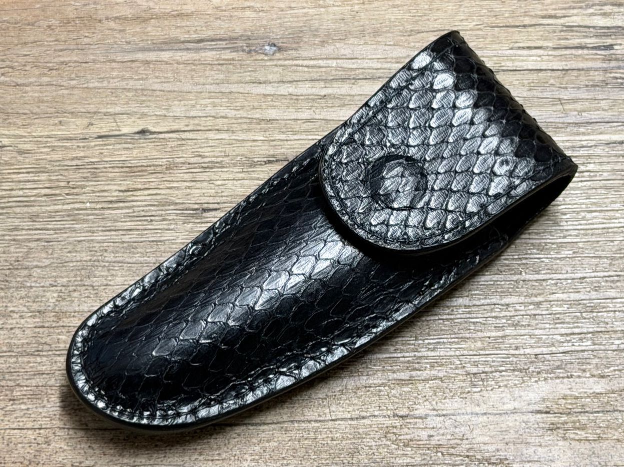 Edles und handgefertigtes Gürtellederholster aus Schlangenleder (Echtleder) für Laguiole Taschenmesser bis 12 cm, Farbe schwarz, doppelt vernäht, Druckknopf innen und außen verdeckt Edles und handgefertigtes Gürtellederholster aus Schlangenleder (Echtleder) für Laguiole Taschenmesser bis 12 cm, Farbe schwarz, doppelt vernäht, Druckknopf innen und außen verdeckt