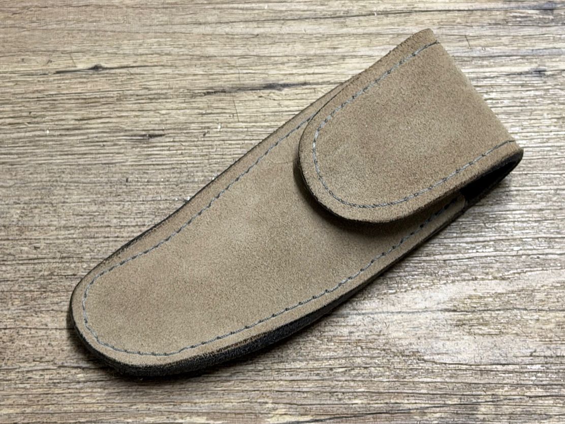 Edles und handgefertigtes Gürtellederholster aus Chromleder für Laguiole Taschenmesser bis 12 cm, Farbe hellgrau, doppelt vernäht, Druckknopf innen und außen verdeckt, eigene Herstellung Edles und handgefertigtes Gürtellederholster aus Chromleder für Laguiole Taschenmesser bis 12 cm, Farbe hellgrau, doppelt vernäht, Druckknopf innen und außen verdeckt, eigene Herstellung