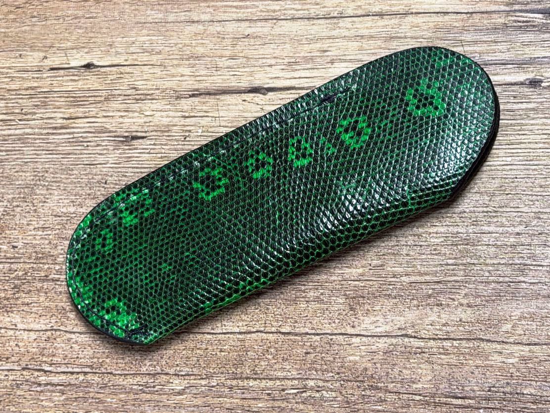 Edles Steck-Etui aus Eidechsenleder (Echtleder), Farbe Grün mit Zeichnung für Laguiole Taschenmesser bis 12 cm und alle hier eingestellten Taschenmesser bis 12 cm Grifflänge Edles Steck-Etui aus Eidechsenleder (Echtleder), Farbe Grün mit Zeichnung für Laguiole Taschenmesser bis 12 cm und alle hier eingestellten Taschenmesser bis 12 cm Grifflänge