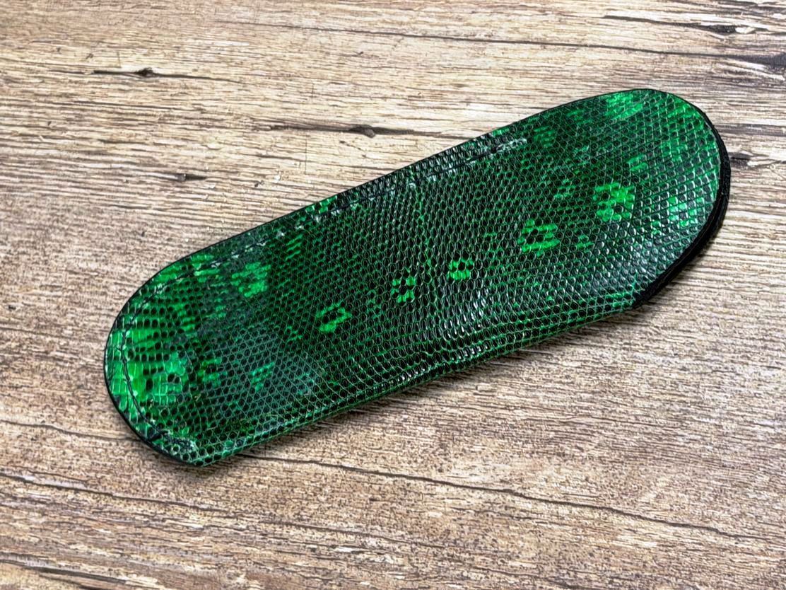 Edles Steck-Etui aus Eidechsenleder (Echtleder), Farbe Grün mit Zeichnung für Laguiole Taschenmesser bis 12 cm und alle hier eingestellten Taschenmesser bis 12 cm Grifflänge Edles Steck-Etui aus Eidechsenleder (Echtleder), Farbe Grün mit Zeichnung für Laguiole Taschenmesser bis 12 cm und alle hier eingestellten Taschenmesser bis 12 cm Grifflänge