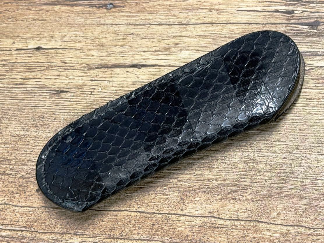 Edles Steck-Etui aus Schlangenleder (Echtleder), Farbe schwarz für Laguiole Taschenmesser bis 12 cm und alle  eingestellten Taschenmesser bis 12 cm Grifflänge