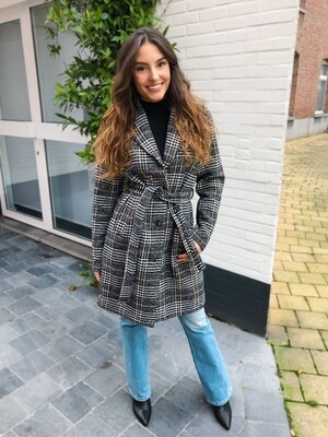 ZUSSS WOLLIGE TRENCHCOAT MET RUIT ZWART ZUSSS WOLLIGE TRENCHCOAT MET RUIT ZWART