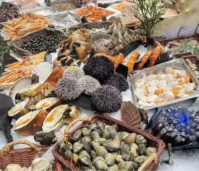 Coquillages et crustacés frais : langoustines, crevettes, palourdes, oursins