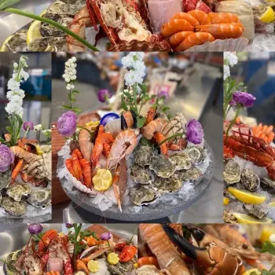 Plateau de fruits de mer frais avec huîtres, gambas et bulots