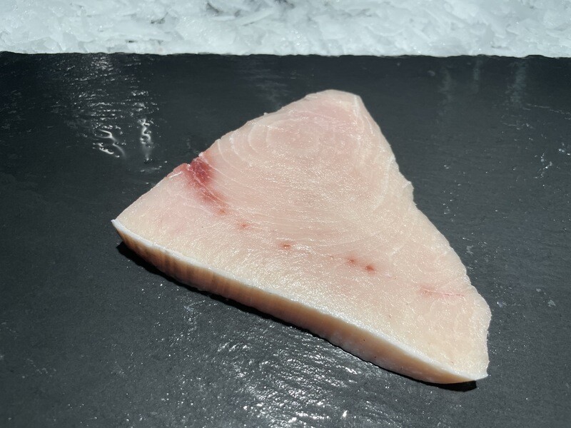Tranche d'espadon frais pêché à la ligne