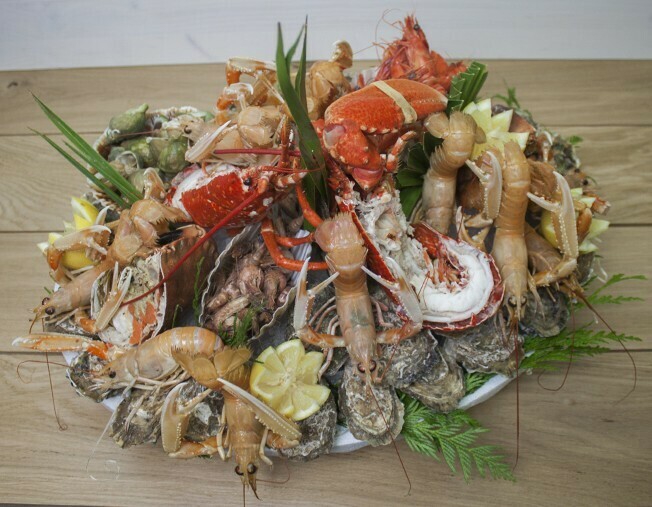 Plateau de fruits de mer All Inclusive avec homard, huîtres et crustacés 