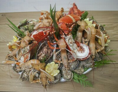 Plateau de fruits de mer All Inclusive avec homard, huîtres et crustacés 