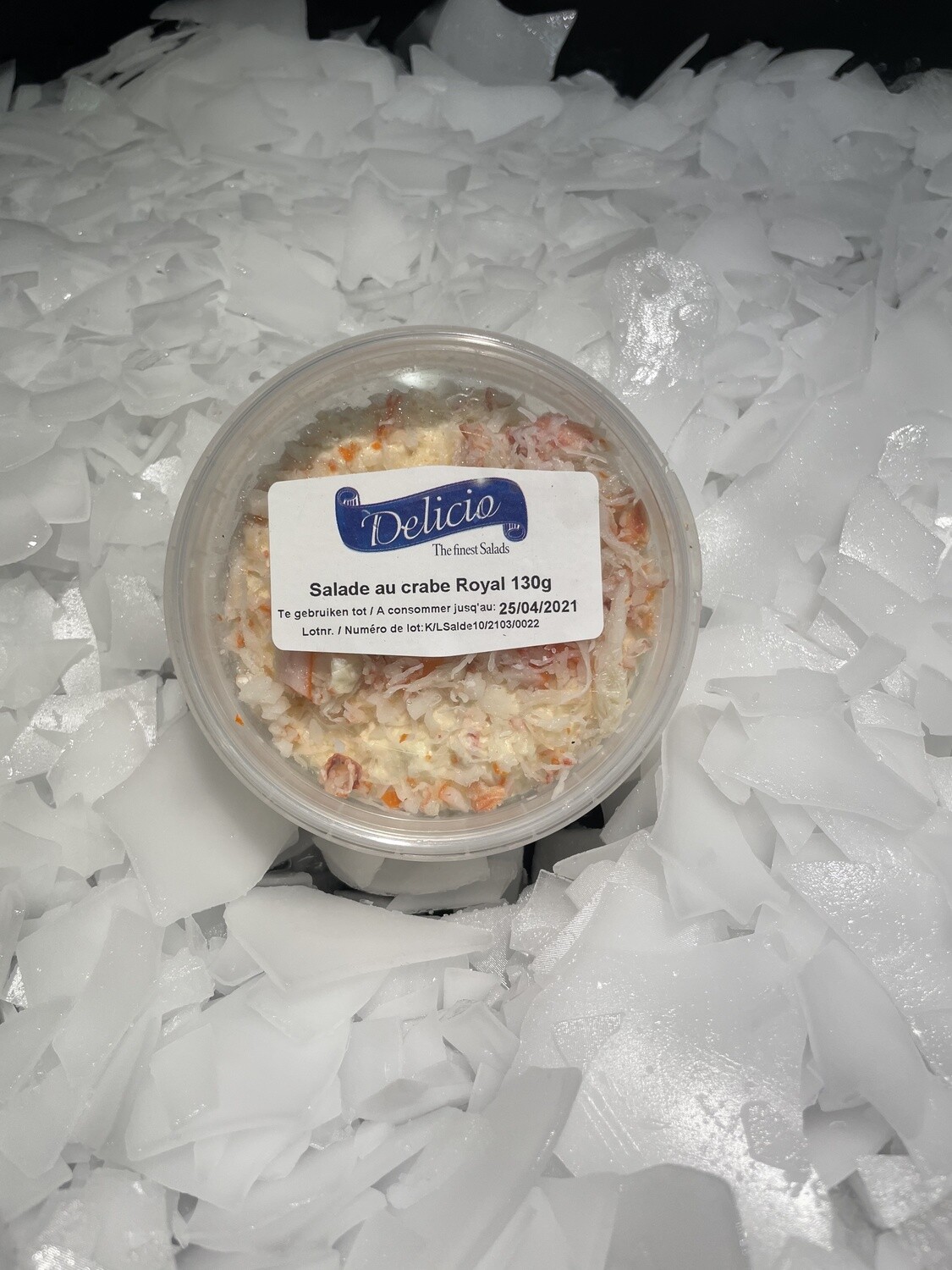 Salade de crabe royale en pot, chair de crabe savoureuse préparée avec avocat et assaisonnement délicat