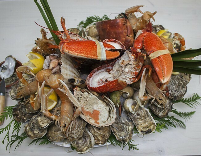 Plateau de fruits de mer Le Royal avec homard, tourteau, huîtres et crustacés