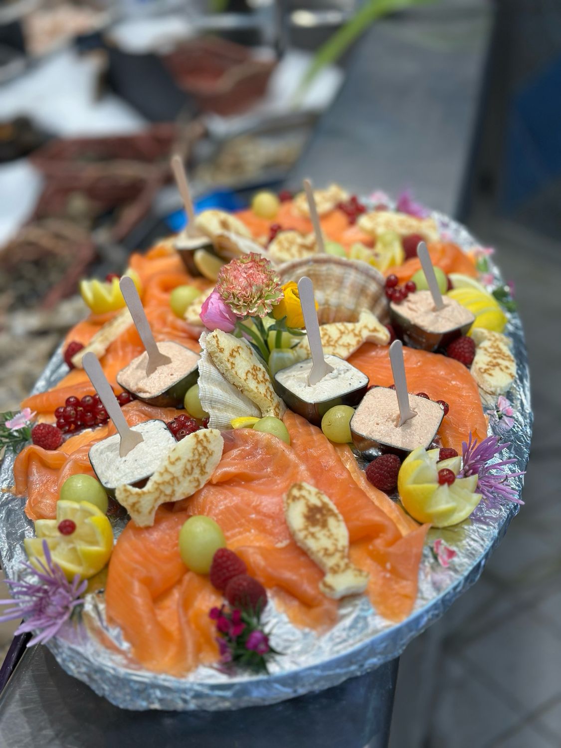 Plateau de saumon fumé artisanal tranché et dressé sur plateau