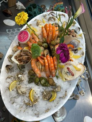 Plateau de fruits de mer Vent et Marée avec huîtres, bulots et crevettes
