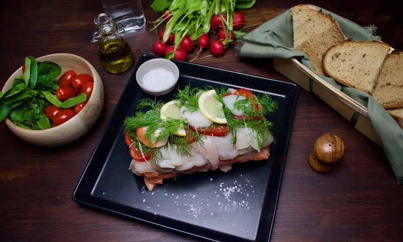 Rôti de poisson maison garni de légumes frais et d'herbes aromatiques
