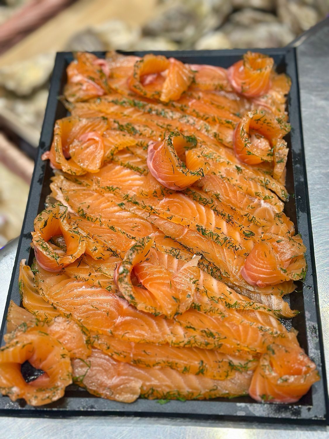 Gravlax de saumon à l'aneth, tranché et prêt à déguster