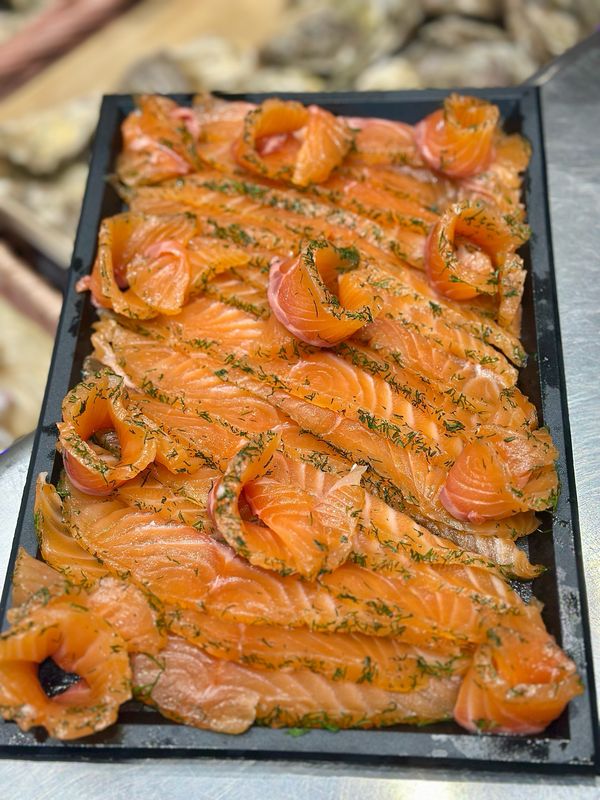 Gravlax de saumon à l'aneth, tranché et prêt à déguster