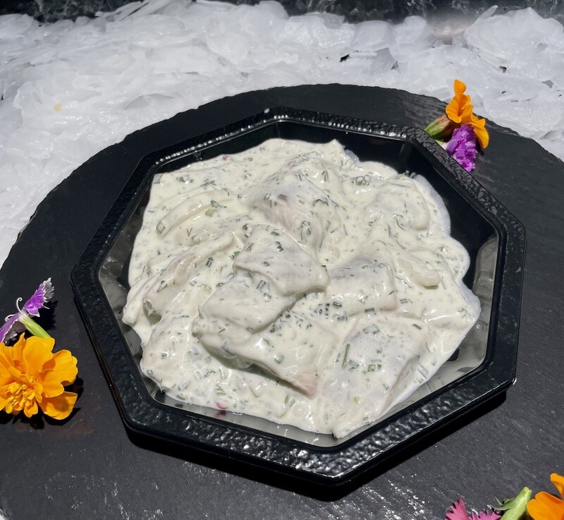 Hareng à la crème, recette traditionnelle aux oignons rouges, persil et crème.