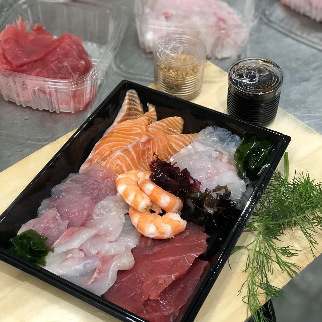 Plateau de sashimi de poissons frais, assortiment de tranches crues, 400g, prêt à déguster 