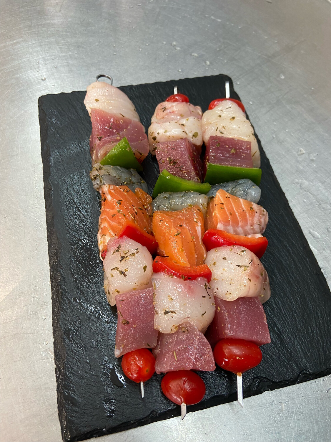 Brochettes de poissons frais et légumes prêtes à cuire