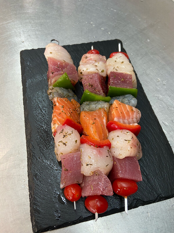 Brochettes de poissons frais et légumes prêtes à cuire