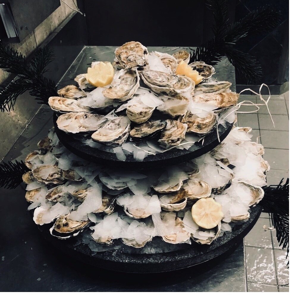 Plateau 100% huîtres ouvertes, assortiment de plusieurs variétés 